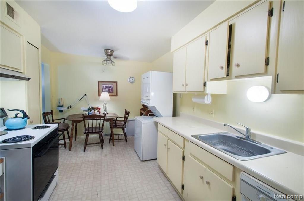 513 East University Drive, Unit 703 Rochester, MI 48307 - Photo 8 of 23