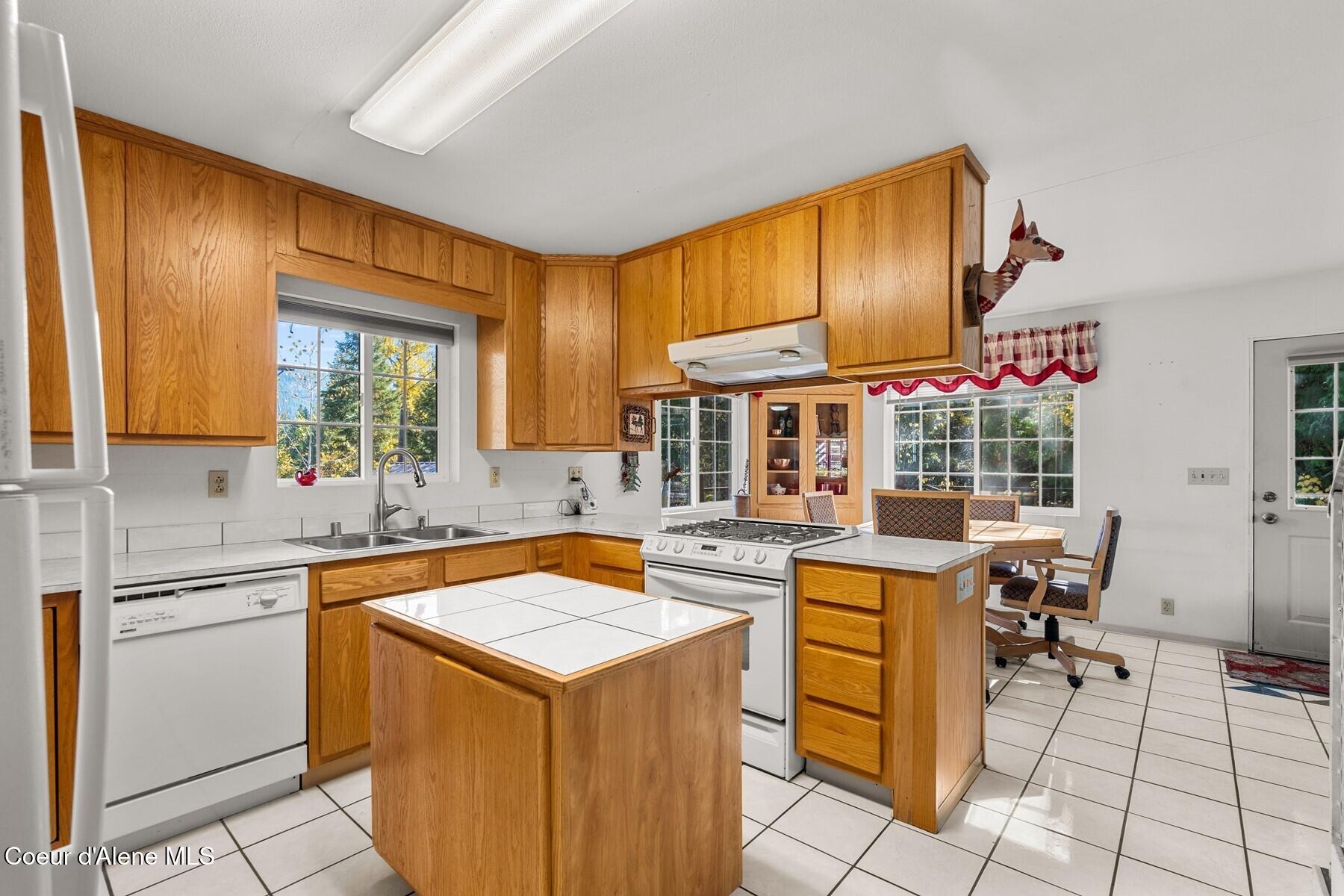 6684 Upper Pack River Road Sandpoint, ID 83864 - Photo 14 of 44 KitchenDining