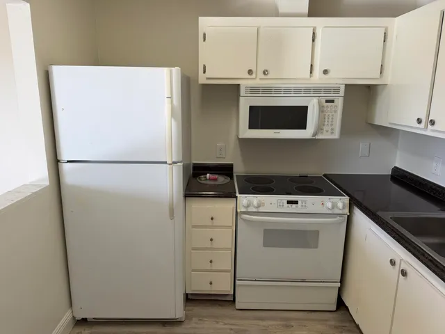 $86,000 | 400 Village Green Circle West, Unit 304, Palm Springs, FL 33461