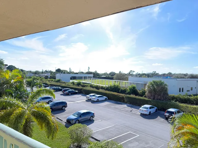 $86,000 | 400 Village Green Circle West, Unit 304, Palm Springs, FL 33461