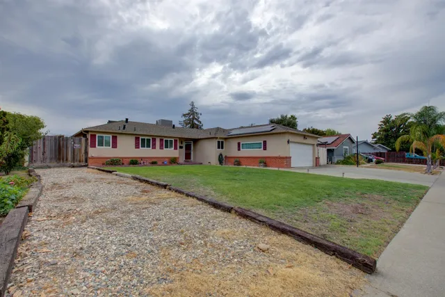 a view of a house with a yard