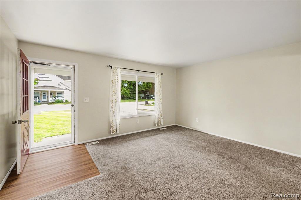 606 Hickory Street Fenton, MI 48430 - Photo 2 of 21