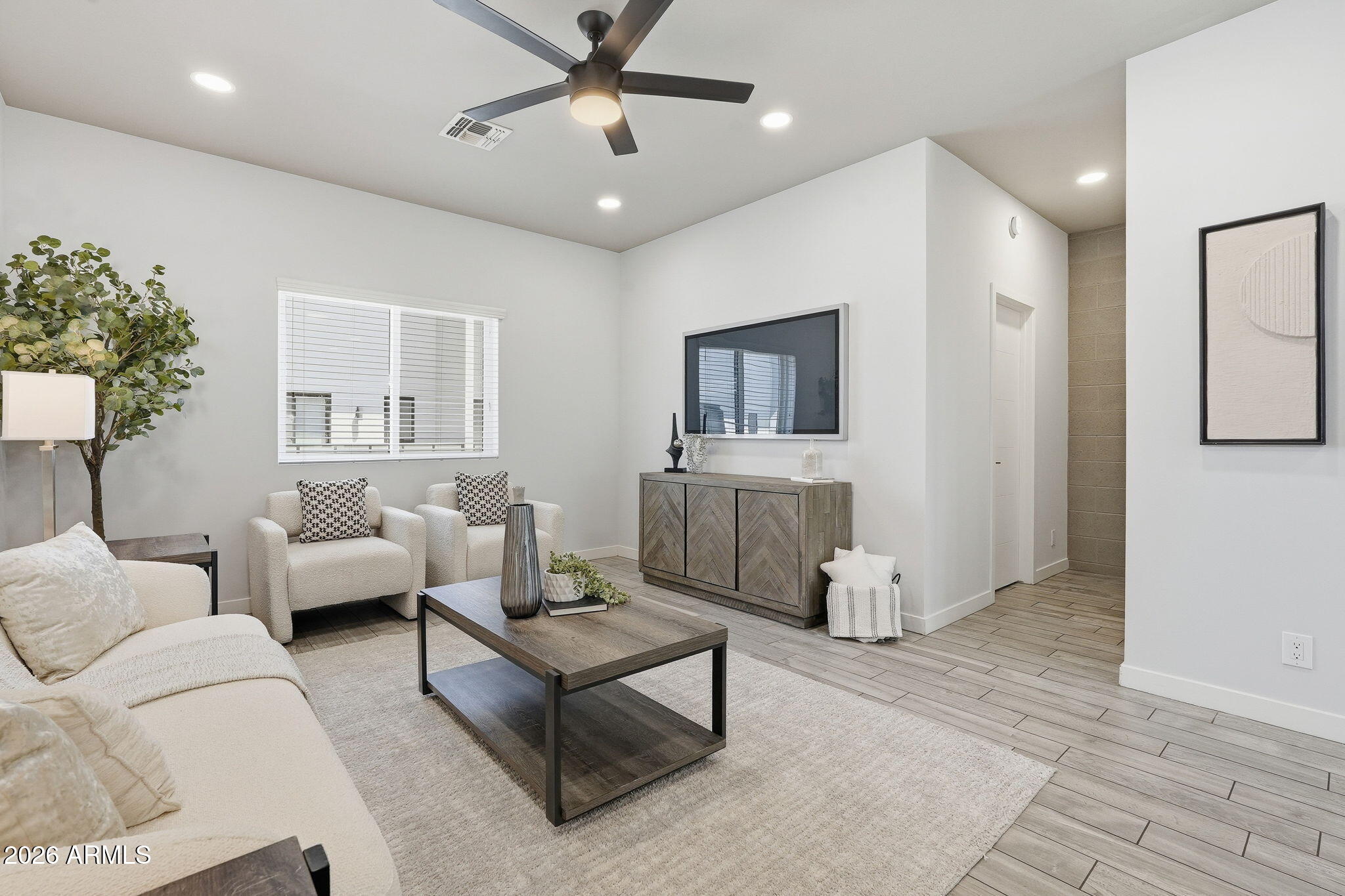 2727 East Thomas Road, Unit 5 Phoenix, AZ 85016 - Photo 5 of 41 a living room with furniture and a chandelier