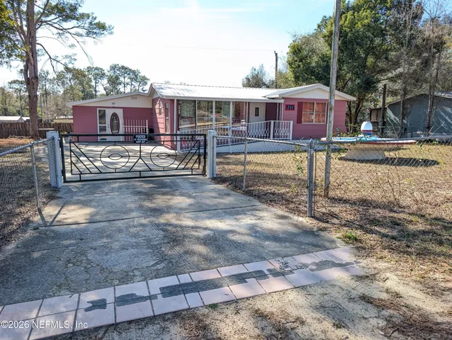 $1,375 | 231 5th Way, Interlachen, FL 32148