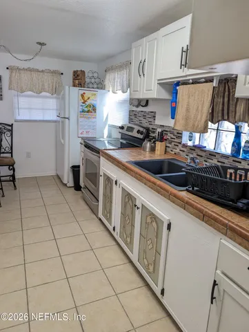 $1,375 | 231 5th Way, Interlachen, FL 32148