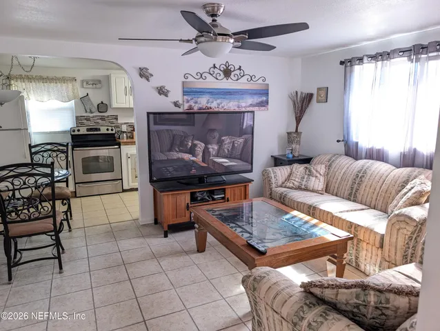 $1,375 | 231 5th Way, Interlachen, FL 32148