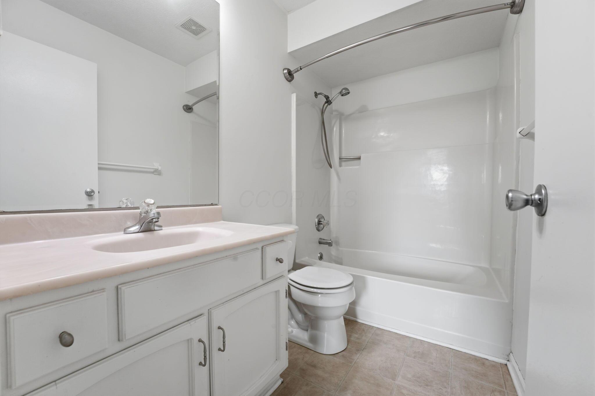 7772 Sawmill Road Dublin, OH 43016 - Photo 10 of 23 Bedroom #1's Bath