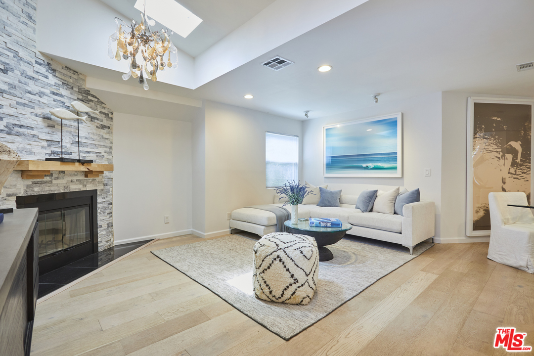 241 7th Avenue Venice, CA 90291 - Photo 9 of 48