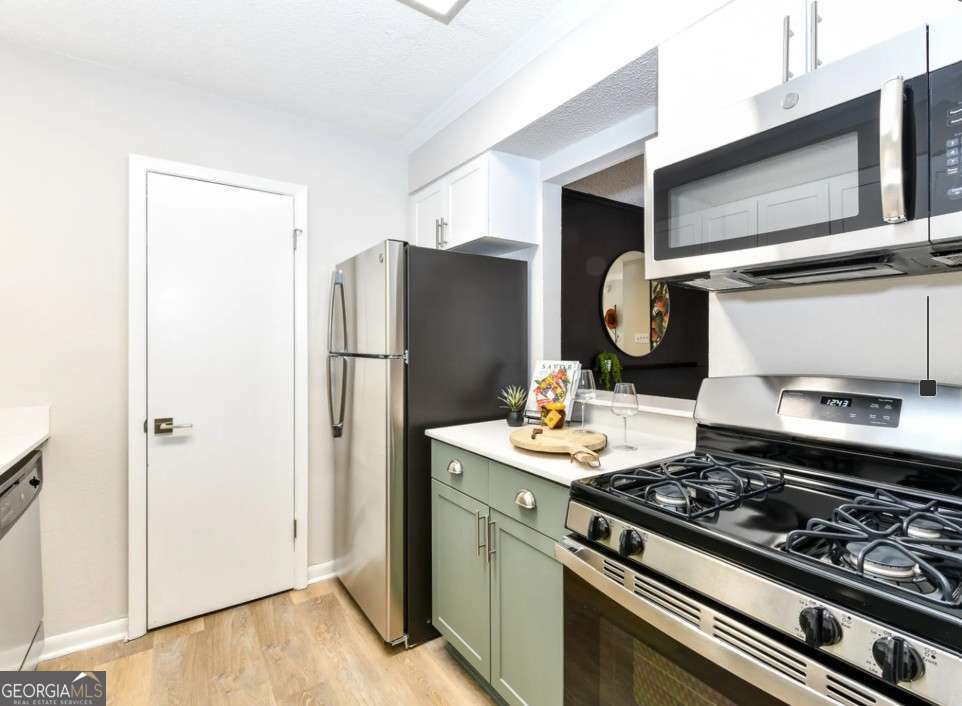 2383 Akers Mill Road Southeast, Unit L01 Atlanta, GA 30339 - Photo 5 of 30 a kitchen with a stove and a refrigerator