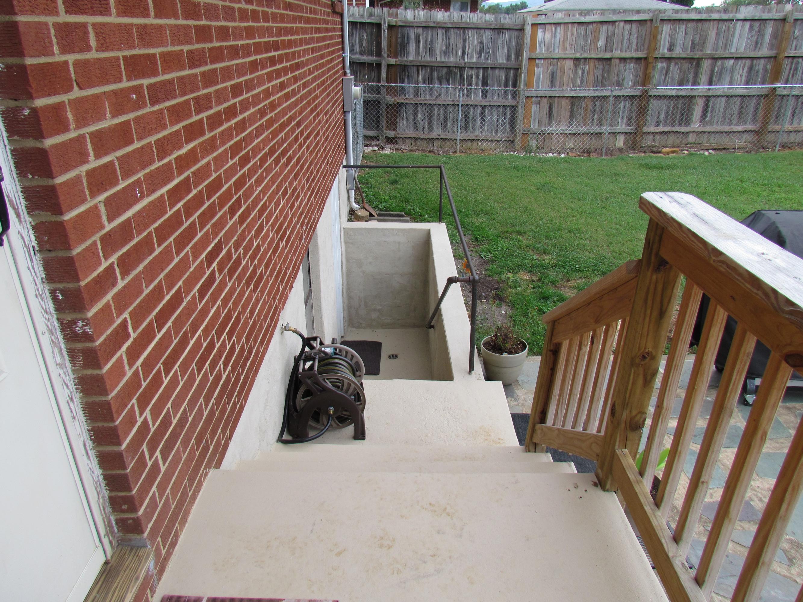 3117 Oliver Road Northeast Roanoke, VA 24012 - Photo 4 of 26 Back Steps
