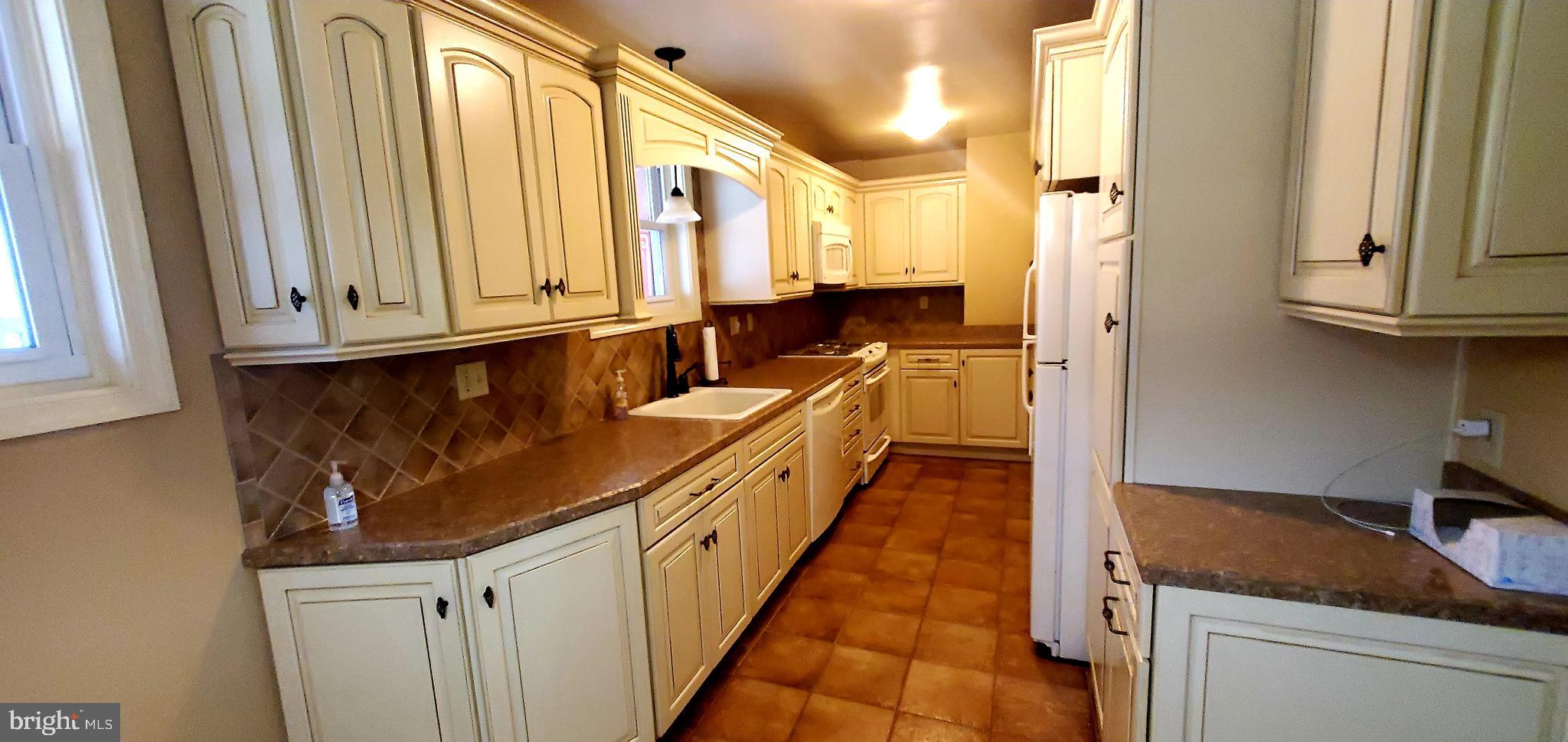 703 Marchman Road Philadelphia, PA 19115 - Photo 11 of 34