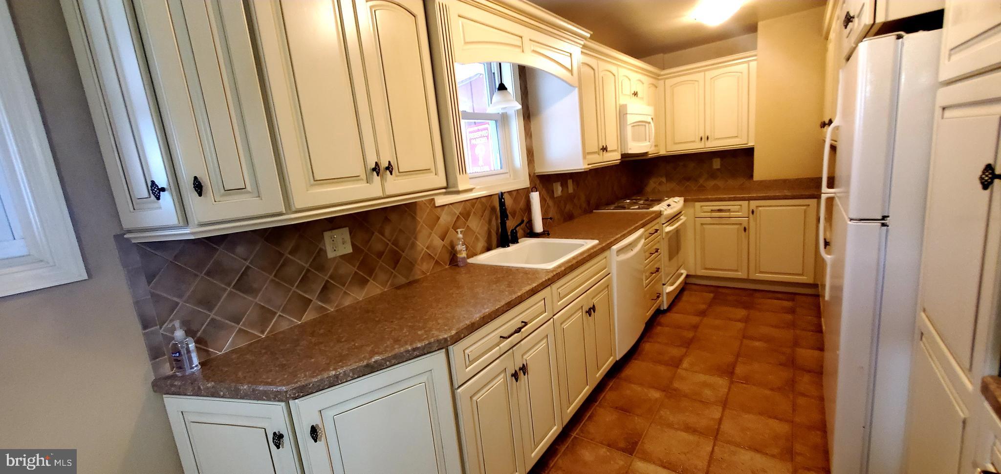 703 Marchman Road Philadelphia, PA 19115 - Photo 10 of 34