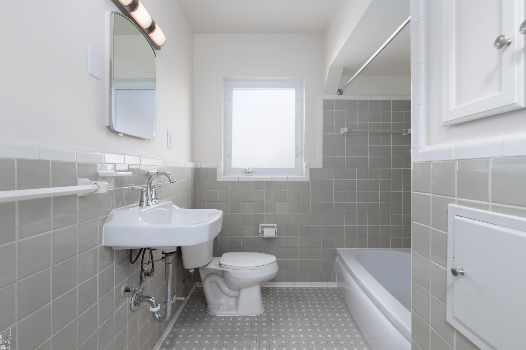 1810 Hawthorne Road Grosse Pointe, MI 48236 - Photo 13 of 43 50165648-13e739fb-a15d-4f50-9d7c-dfbcc6f4828d.JPG