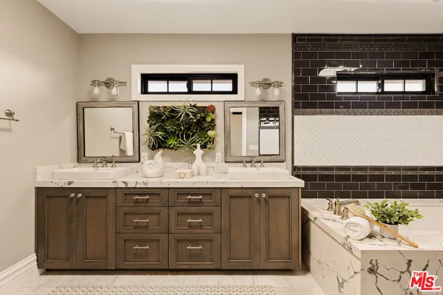 $1,995,000 | 5516 West 82nd Street, Los Angeles, CA 90045