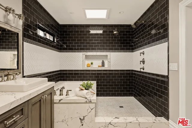 $1,995,000 | 5516 West 82nd Street, Los Angeles, CA 90045