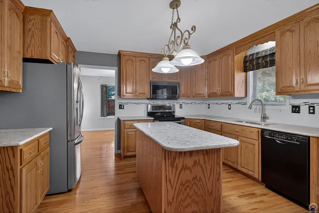 $355,000 | 3713 Southwest Lincolnshire Road, Topeka, KS 66610