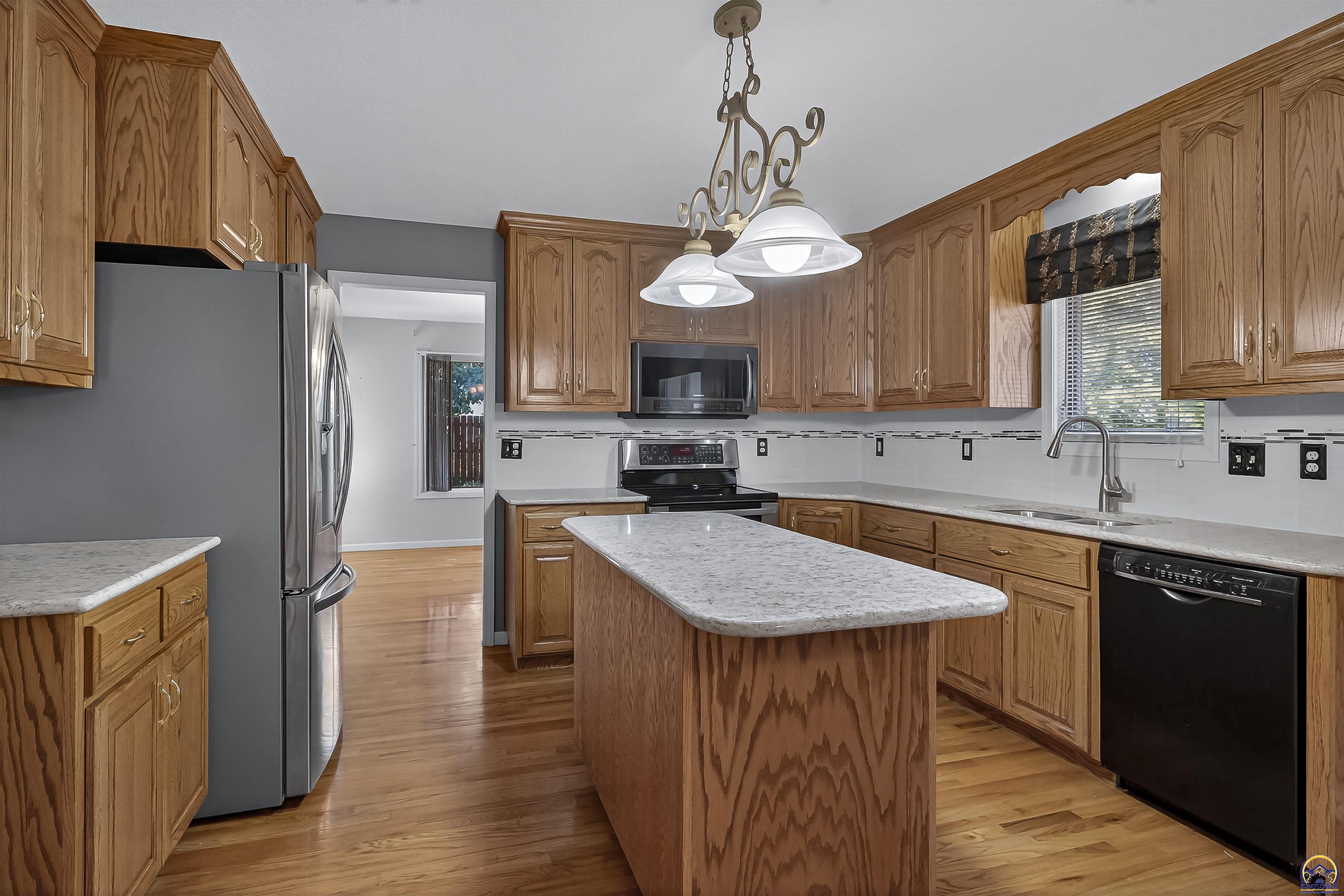 3713 Southwest Lincolnshire Road Topeka, KS 66610 - Photo 2 of 36