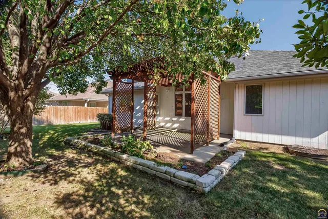 $355,000 | 3713 Southwest Lincolnshire Road, Topeka, KS 66610