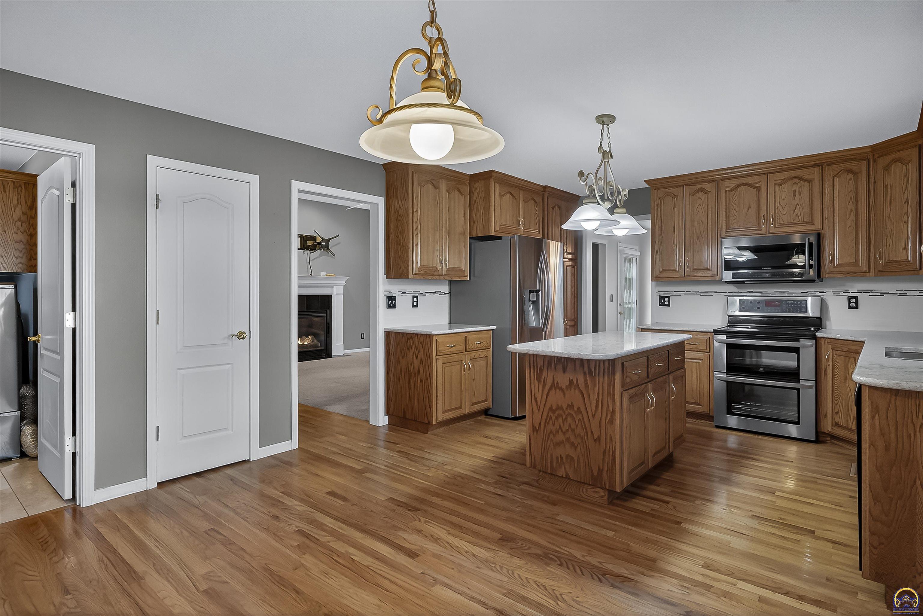 3713 Southwest Lincolnshire Road Topeka, KS 66610 - Photo 3 of 36