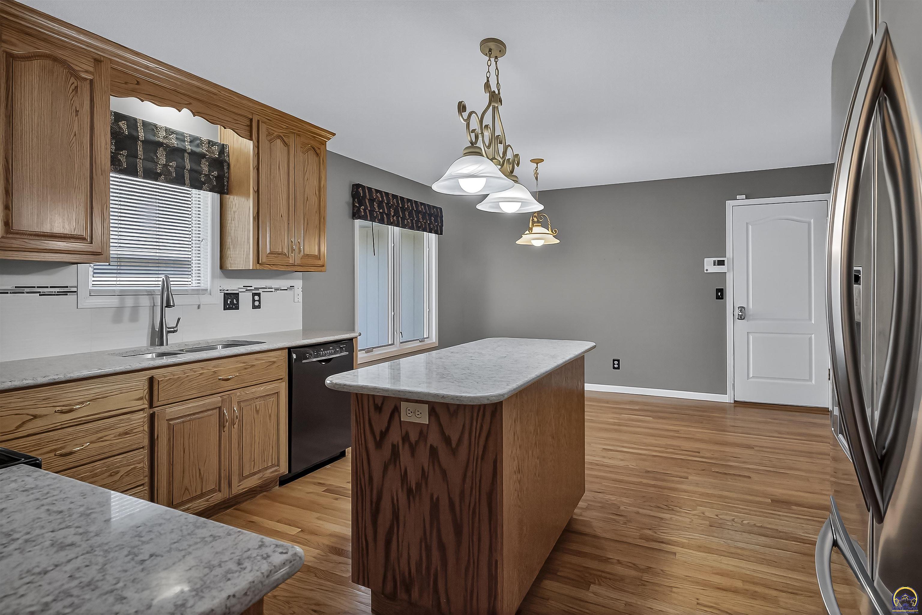 3713 Southwest Lincolnshire Road Topeka, KS 66610 - Photo 4 of 36