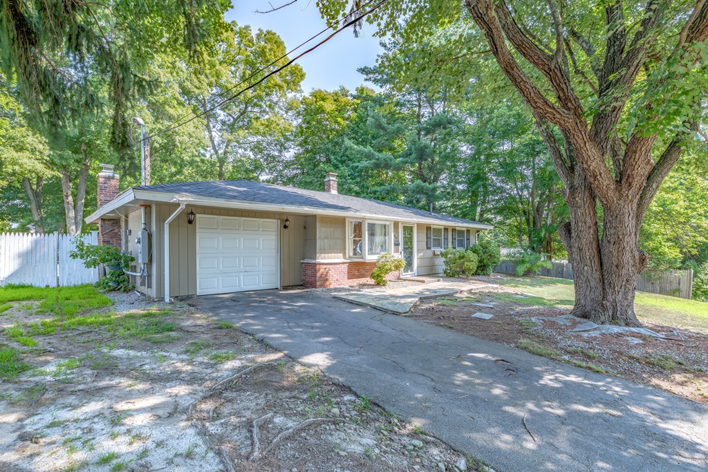 a view of a house with backyard and a garden