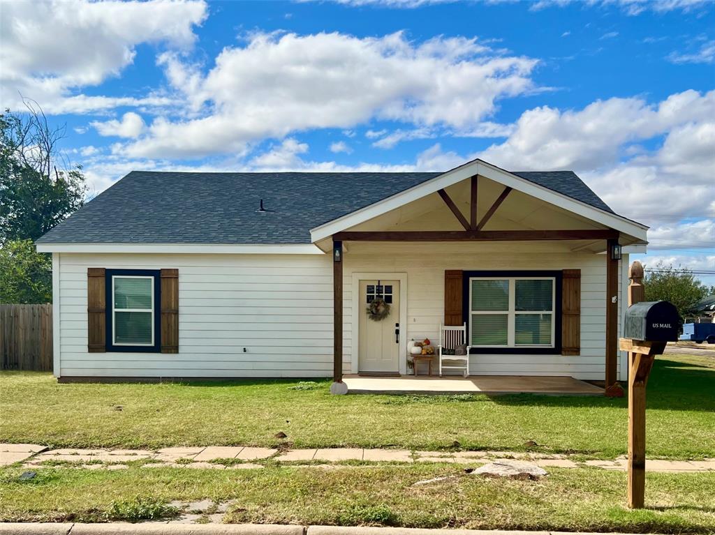 View of front facade with a front lawn and a porch