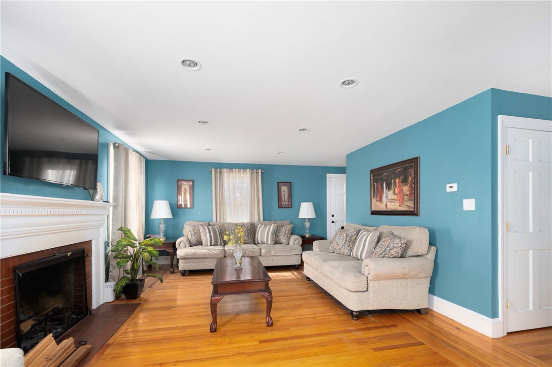 68 Bennington Road Cranston, RI 02920 - Photo 11 of 26