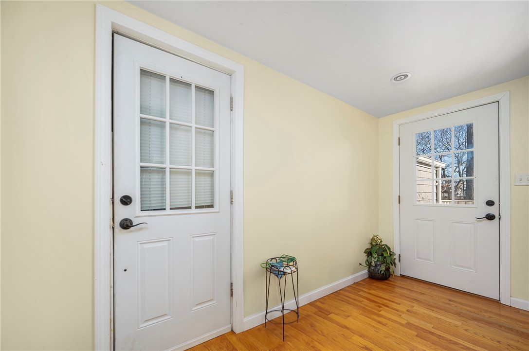 68 Bennington Road Cranston, RI 02920 - Photo 5 of 26