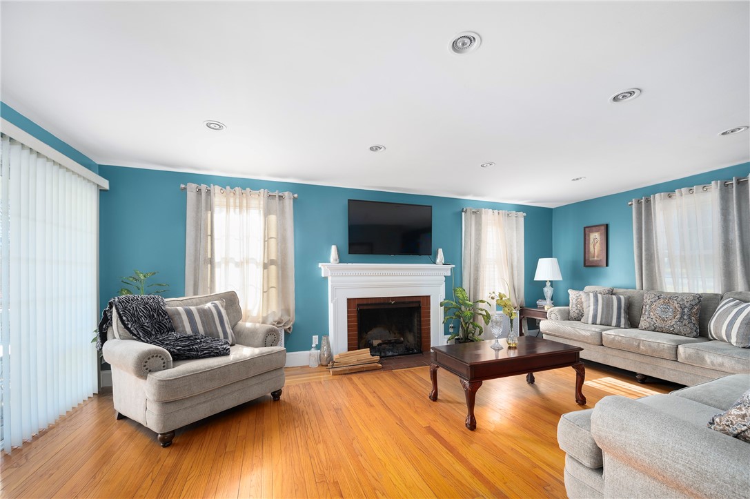 68 Bennington Road Cranston, RI 02920 - Photo 10 of 26