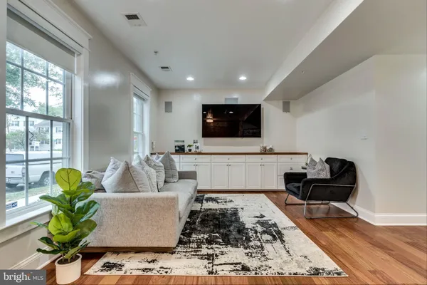 $4,500 | 820 West Glebe Road, Alexandria, VA 22305