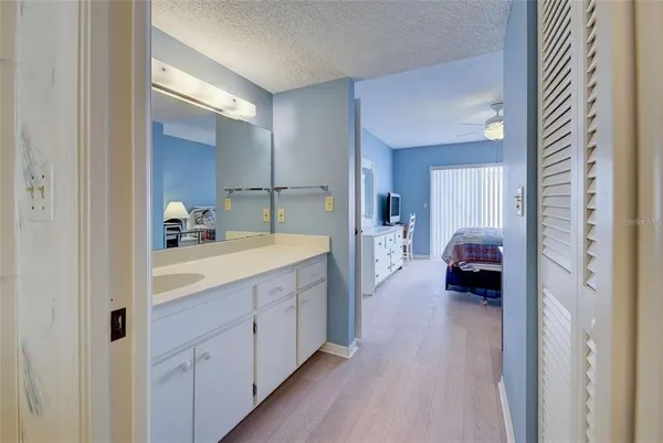 a en suite bathroom with 2 sink and a mirror