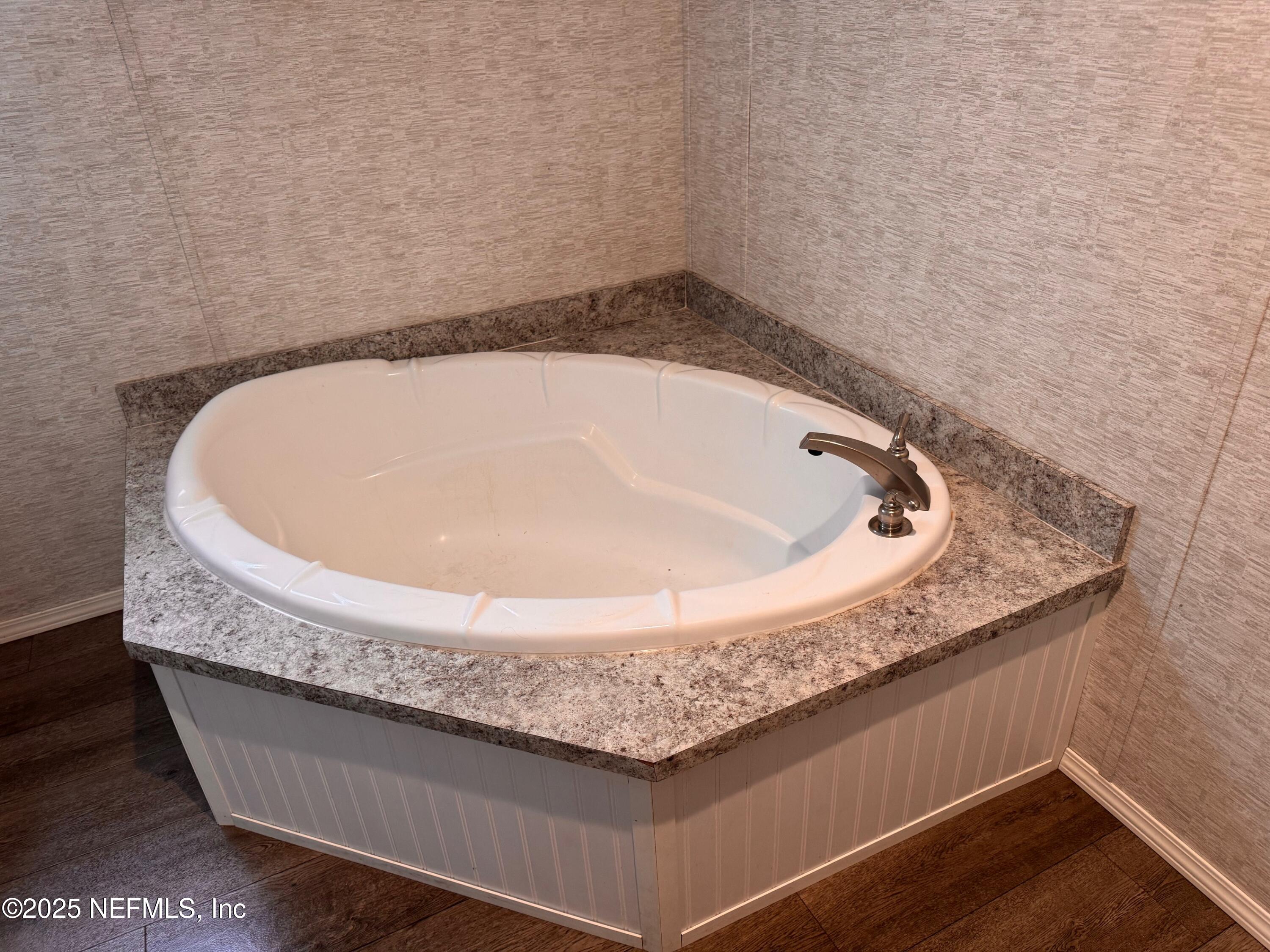 95608 Clearwater Road Fernandina Beach, FL 32034 - Photo 21 of 32 a bath tub sitting in a bathroom