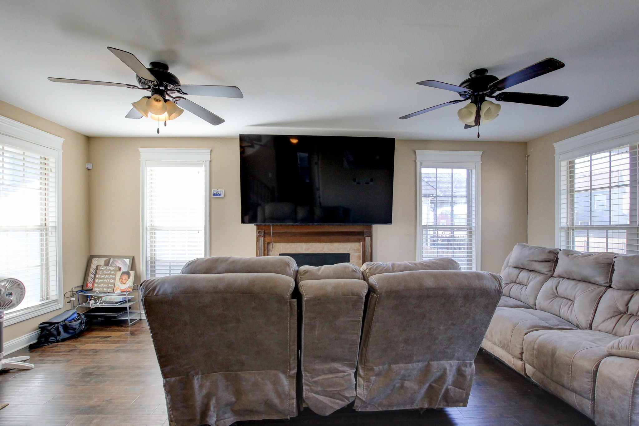 3776 Suiter Road Clarksville, TN 37040 - Photo 3 of 16 a living room with furniture a ceiling fan and a window