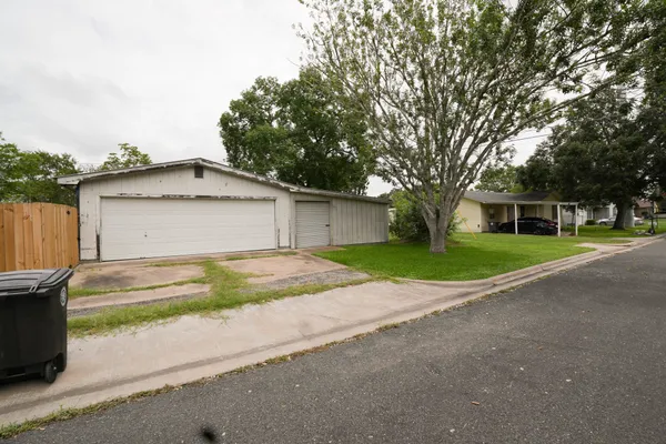 $295,000 | 214 South Street, Schulenburg, TX 78956