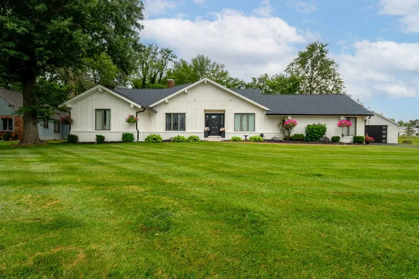 $324,900 | 3302 West Lakeview Road, Marion, IL 62959