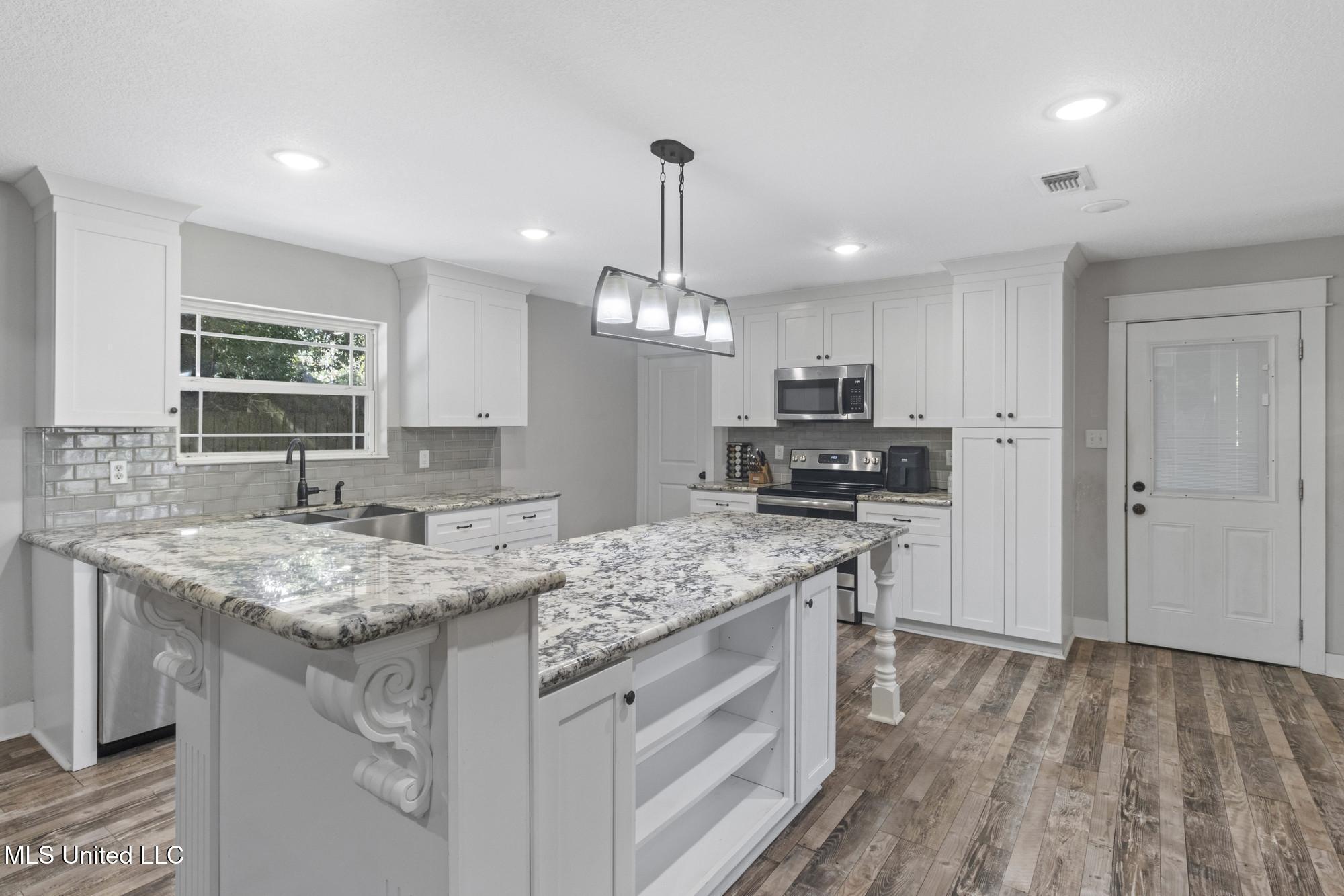 427 Christi Lane Biloxi, MS 39531 - Photo 3 of 28 IMG_3062_web