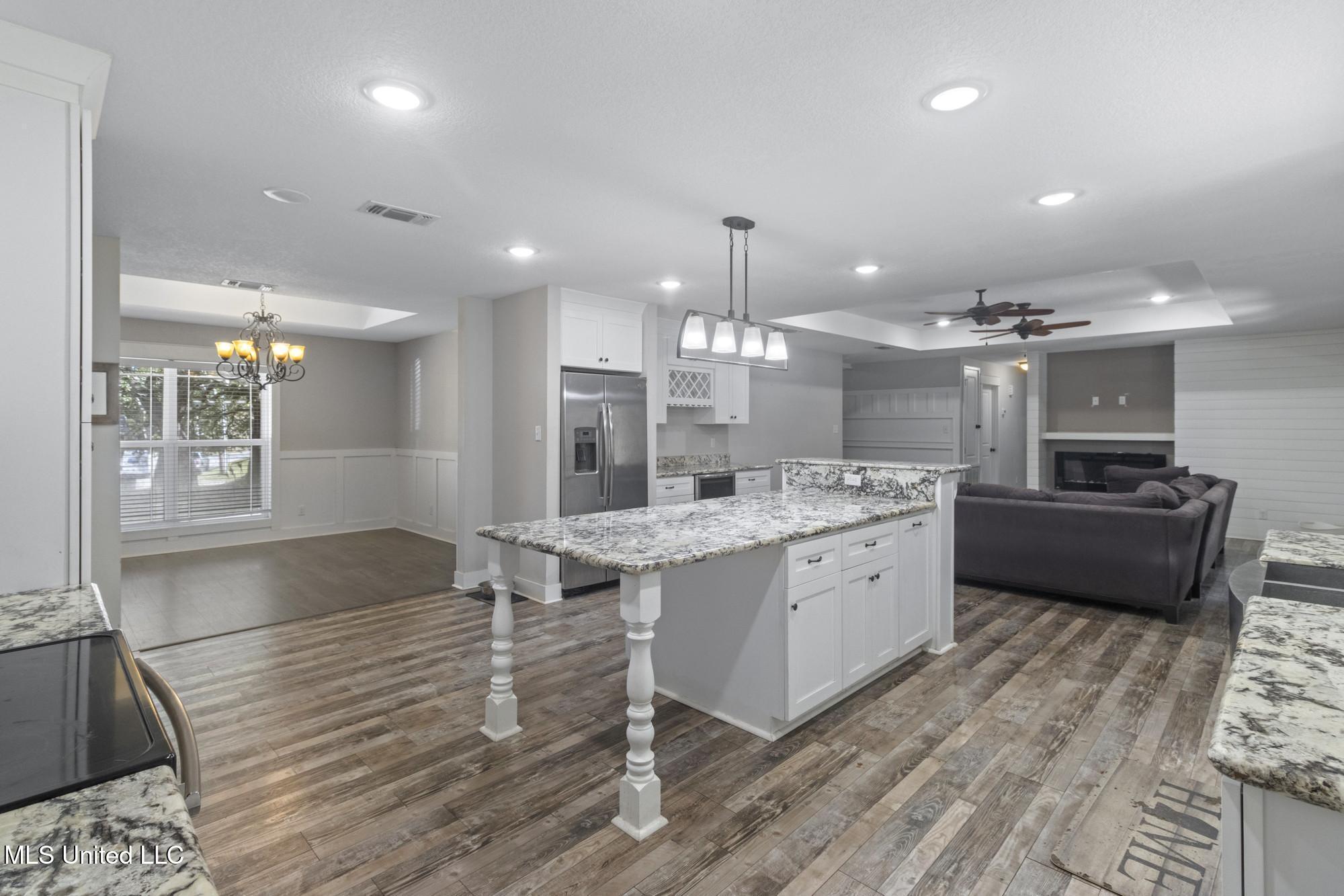 427 Christi Lane Biloxi, MS 39531 - Photo 4 of 28 IMG_3068_web