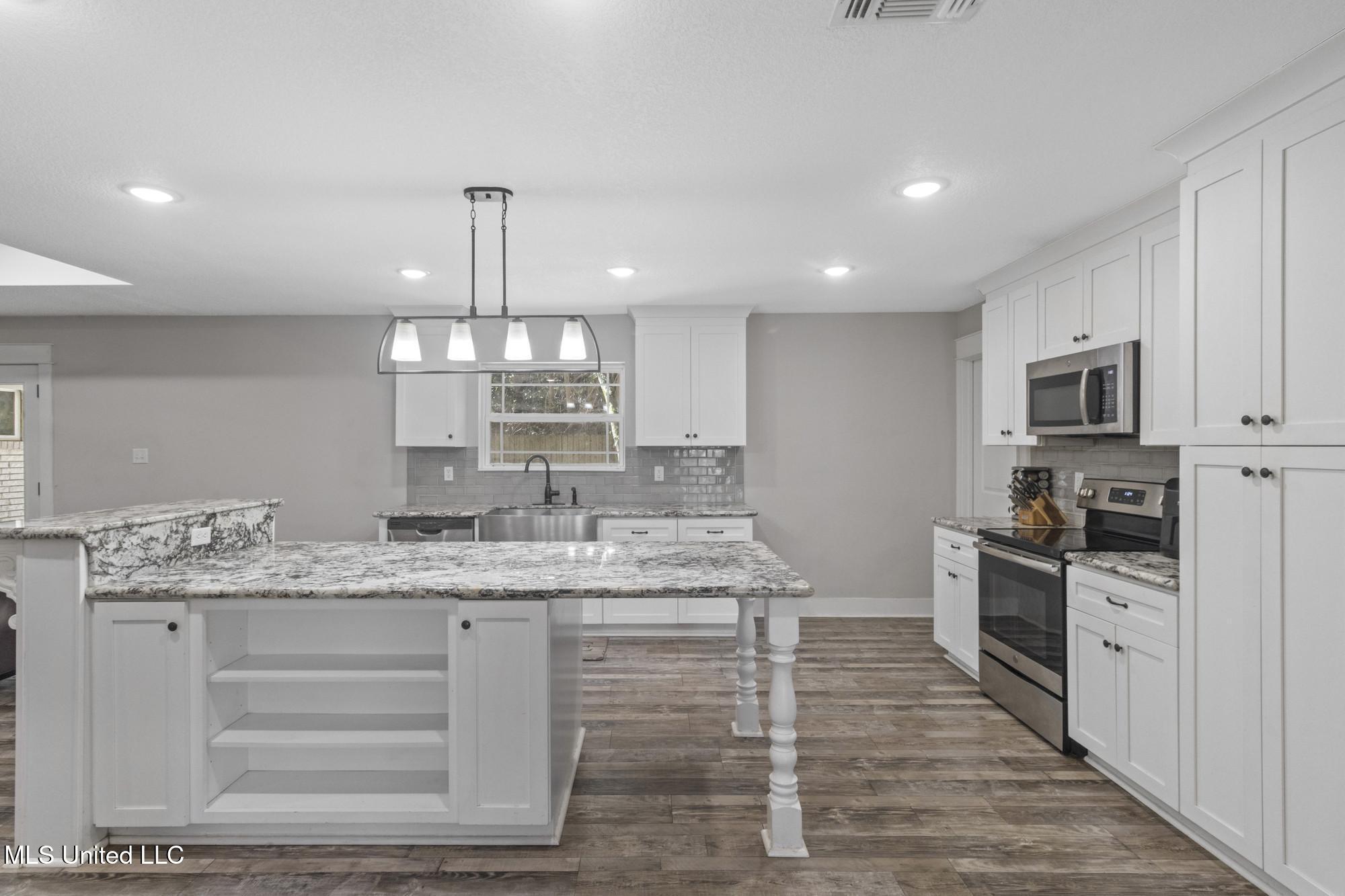 427 Christi Lane Biloxi, MS 39531 - Photo 6 of 28 IMG_3074_web