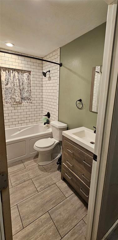 6766 Broadacres Road Shreveport, LA 71129 - Photo 14 of 20 a bathroom with a sink a toilet a mirror and shower