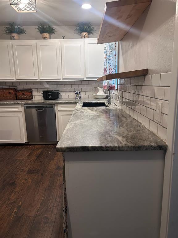 6766 Broadacres Road Shreveport, LA 71129 - Photo 5 of 20 a kitchen with a sink and cabinets