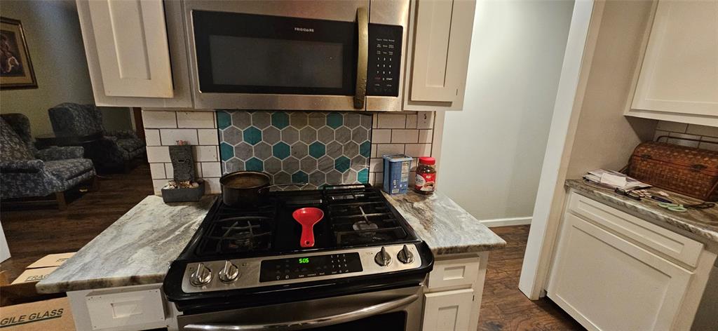 6766 Broadacres Road Shreveport, LA 71129 - Photo 7 of 20 a kitchen with a stove and a microwave