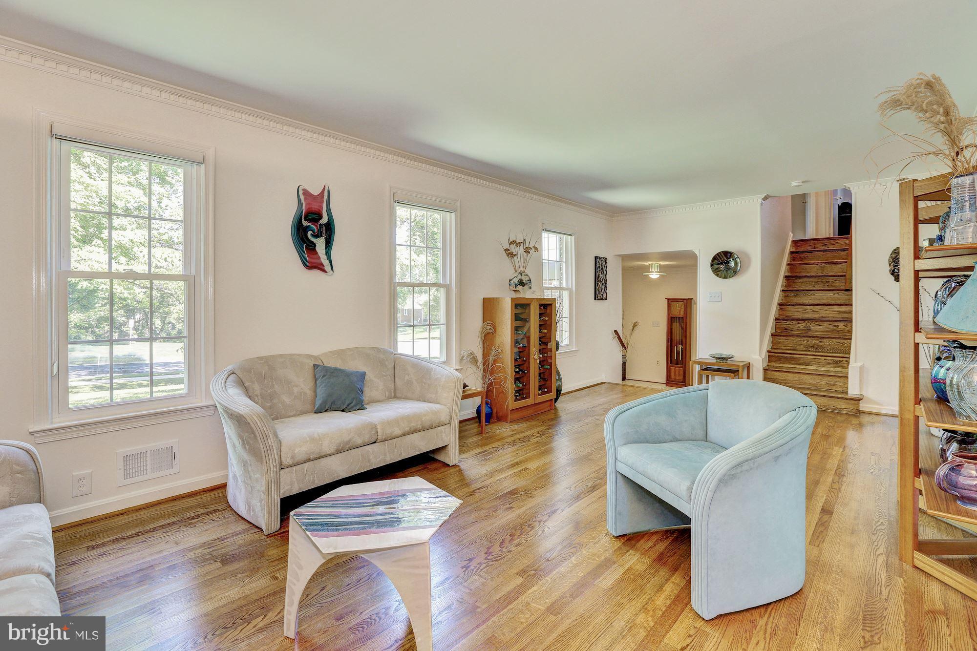 SPACIOUS LIVING ROOM