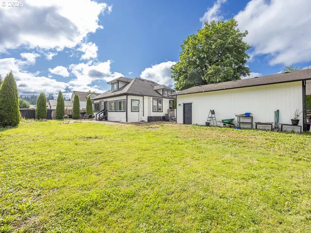 a view of a house with a yard