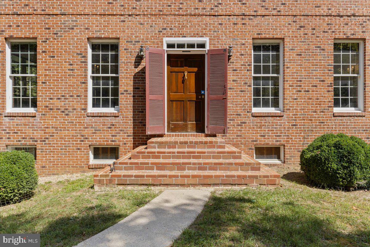 14720 Cactus Hill Road Accokeek, MD 20607 - Photo 3 of 54 Stately entrance adorned with a transom window