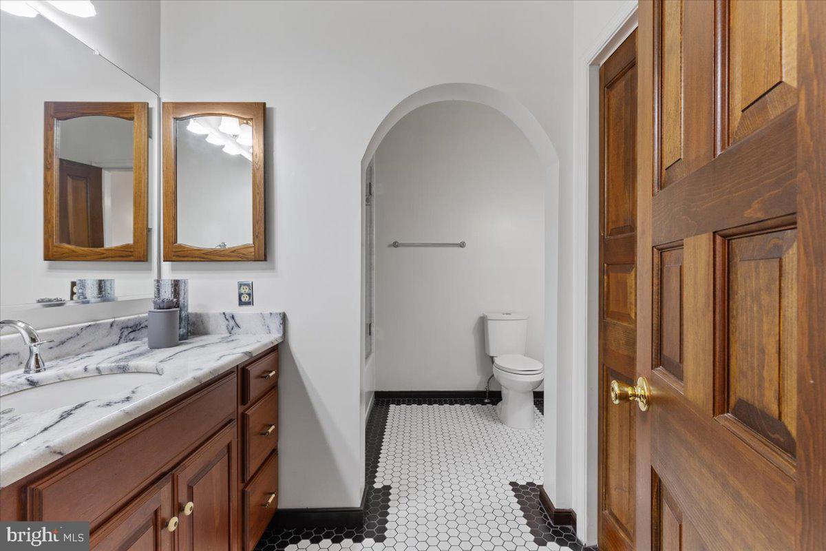 14720 Cactus Hill Road Accokeek, MD 20607 - Photo 35 of 54 Upper level hall full bath