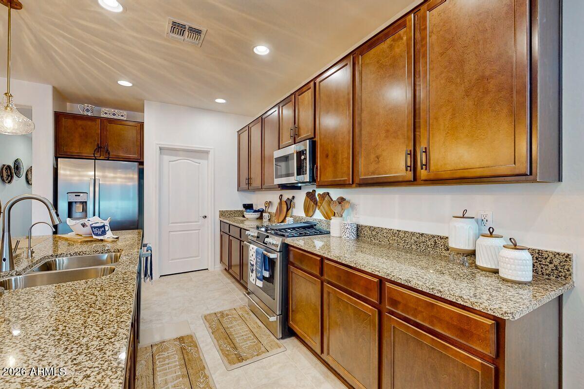 18068 West Amber Ridge Way Goodyear, AZ 85338 - Photo 8 of 30 image_173562296