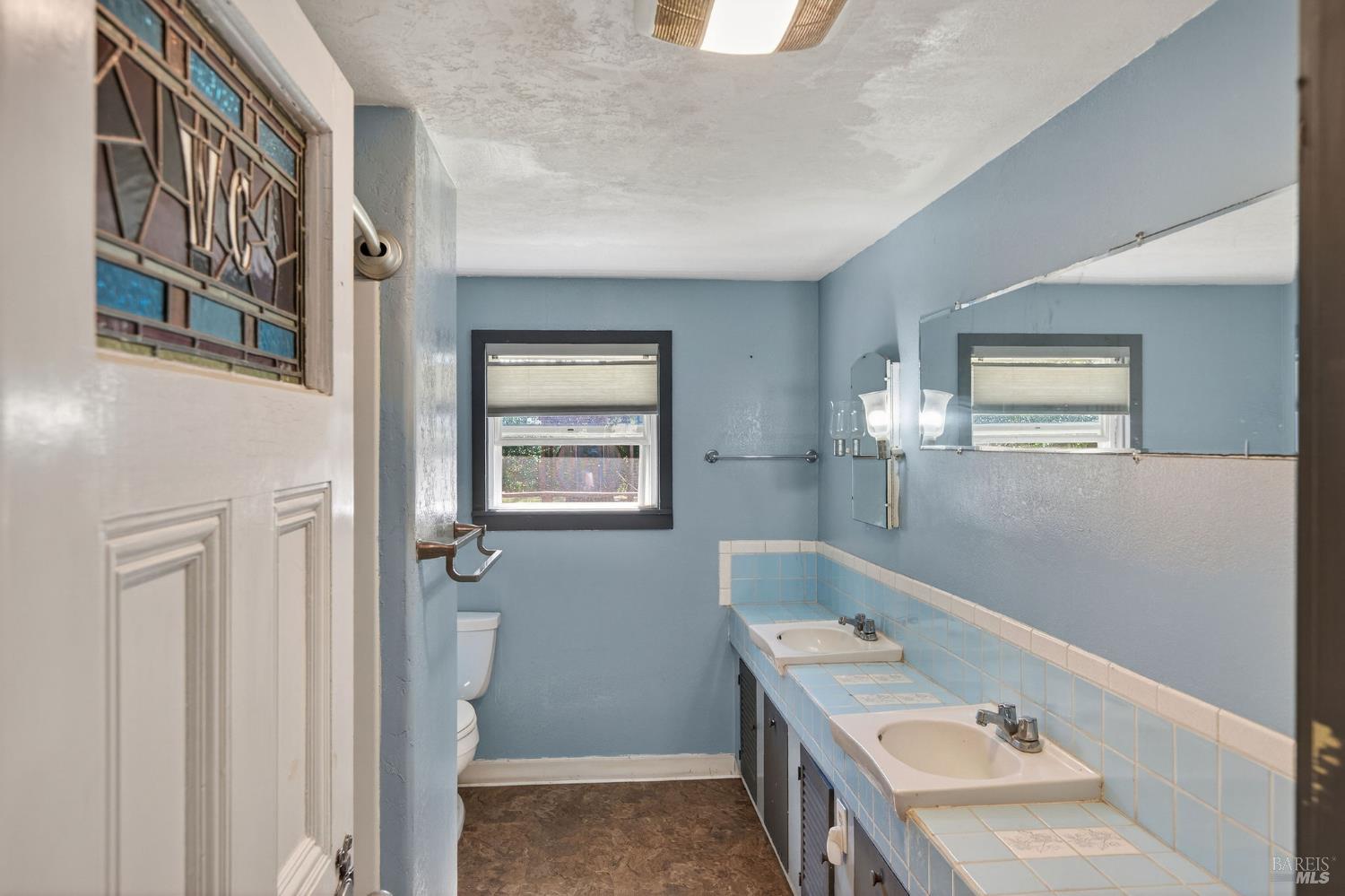 1450 Timberhill Road Santa Rosa, CA 95401 - Photo 30 of 50 a bathroom with a tub sink and mirror