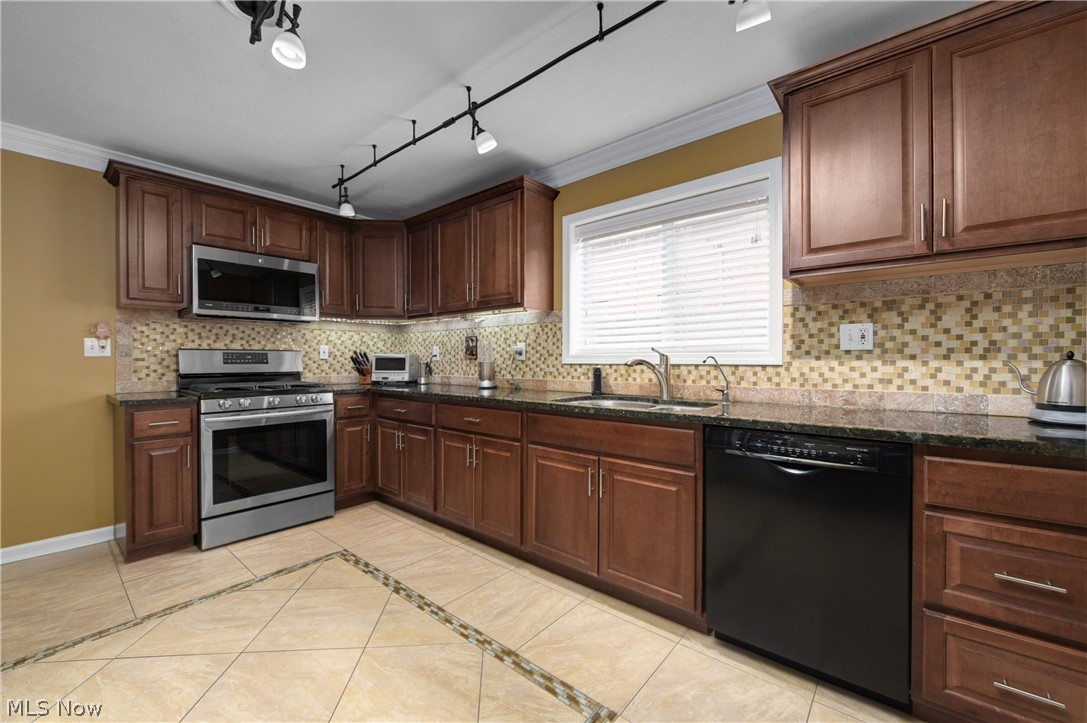 915 Fruit Avenue Cleveland, OH 44113 - Photo 10 of 35