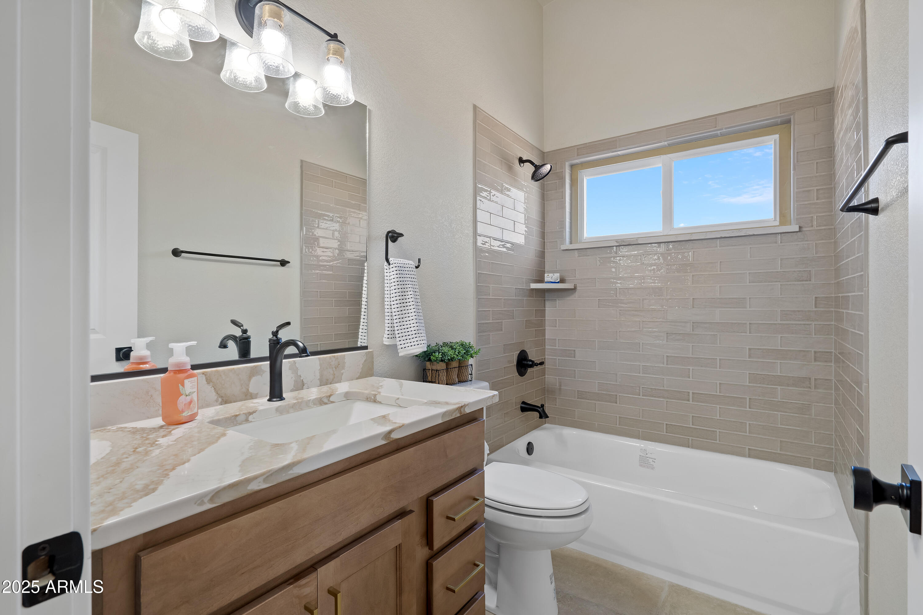 5027 South Whitewing Road Sierra Vista, AZ 85650 - Photo 38 of 68 Guest Bathroom