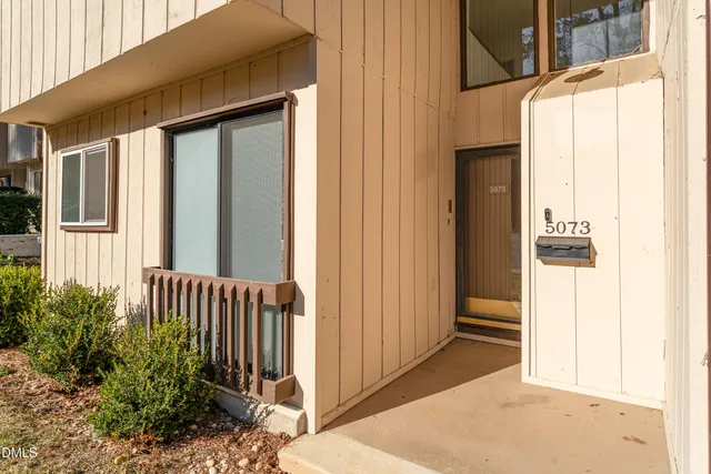 a picture of a bench in a cabinet